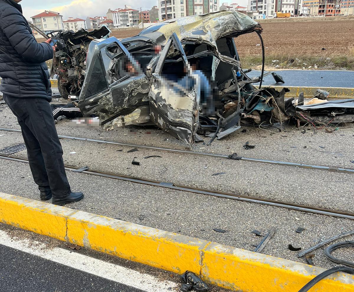 Direğe Çarpan Araç İkiye Bölündü: 1 Ölü, 1'i Ağır 3 Yaralı