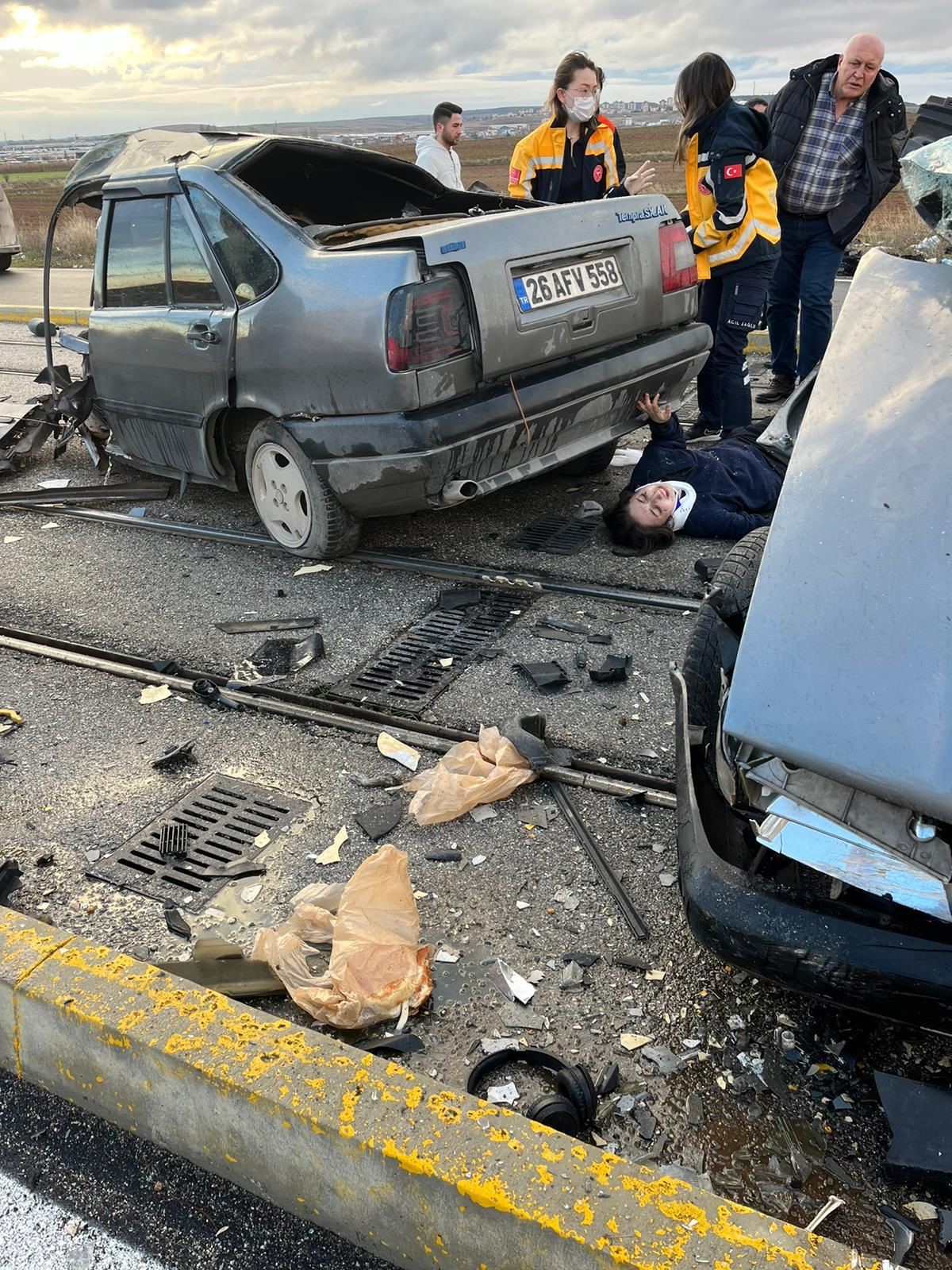 Direğe Çarpan Araç İkiye Bölündü: 1 Ölü, 1'i Ağır 3 Yaralı