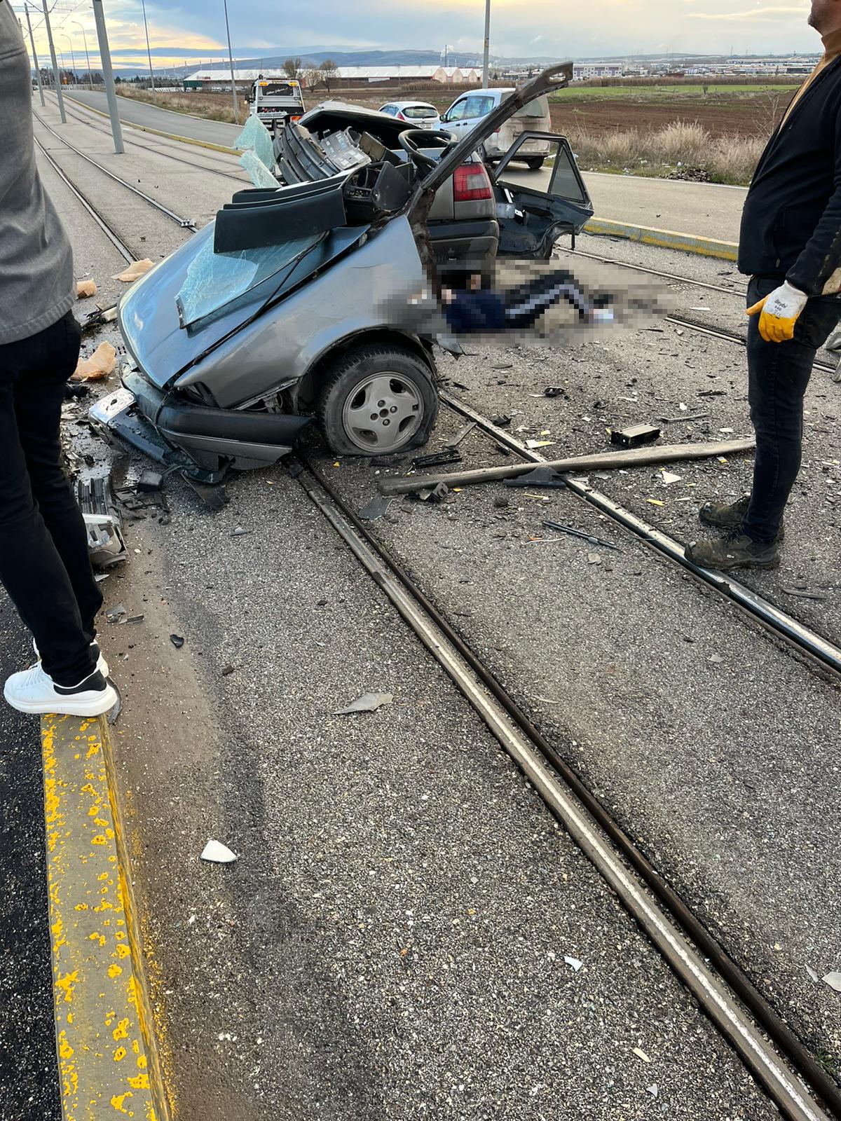 Direğe Çarpan Araç İkiye Bölündü: 1 Ölü, 1'i Ağır 3 Yaralı