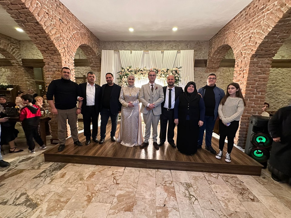 Gençlerin Mutlu Gününe Ortak Oldu. Kurdeleyi  Başkan Koyuncu Kesti