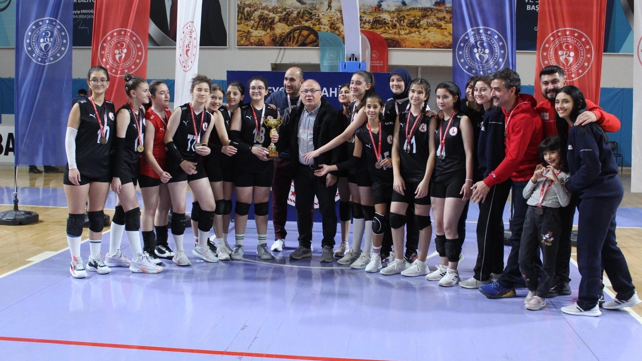 Gençlerin Müsabakasında Final Heyecanı Rakiplerini Eleyip Şampiyon Oldular