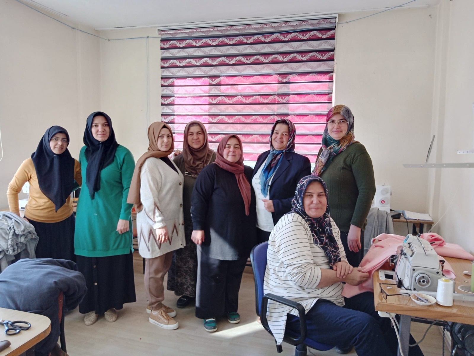 Elleriyle mazlum çocuklara kıyafet dikiyorlar