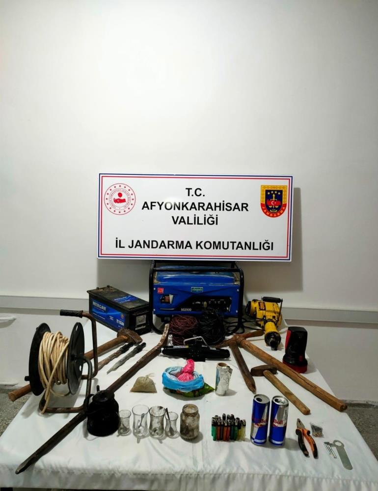 Define Avcıları Kazıya Başlayamadan Jandarmaya Yakalandı