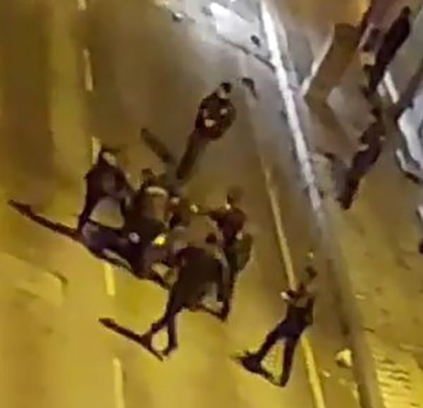 Polisin Kavga Eden Gruba Müdahalesi Amatör Kamerada