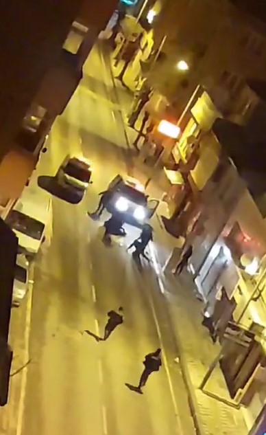 Polisin Kavga Eden Gruba Müdahalesi Amatör Kamerada