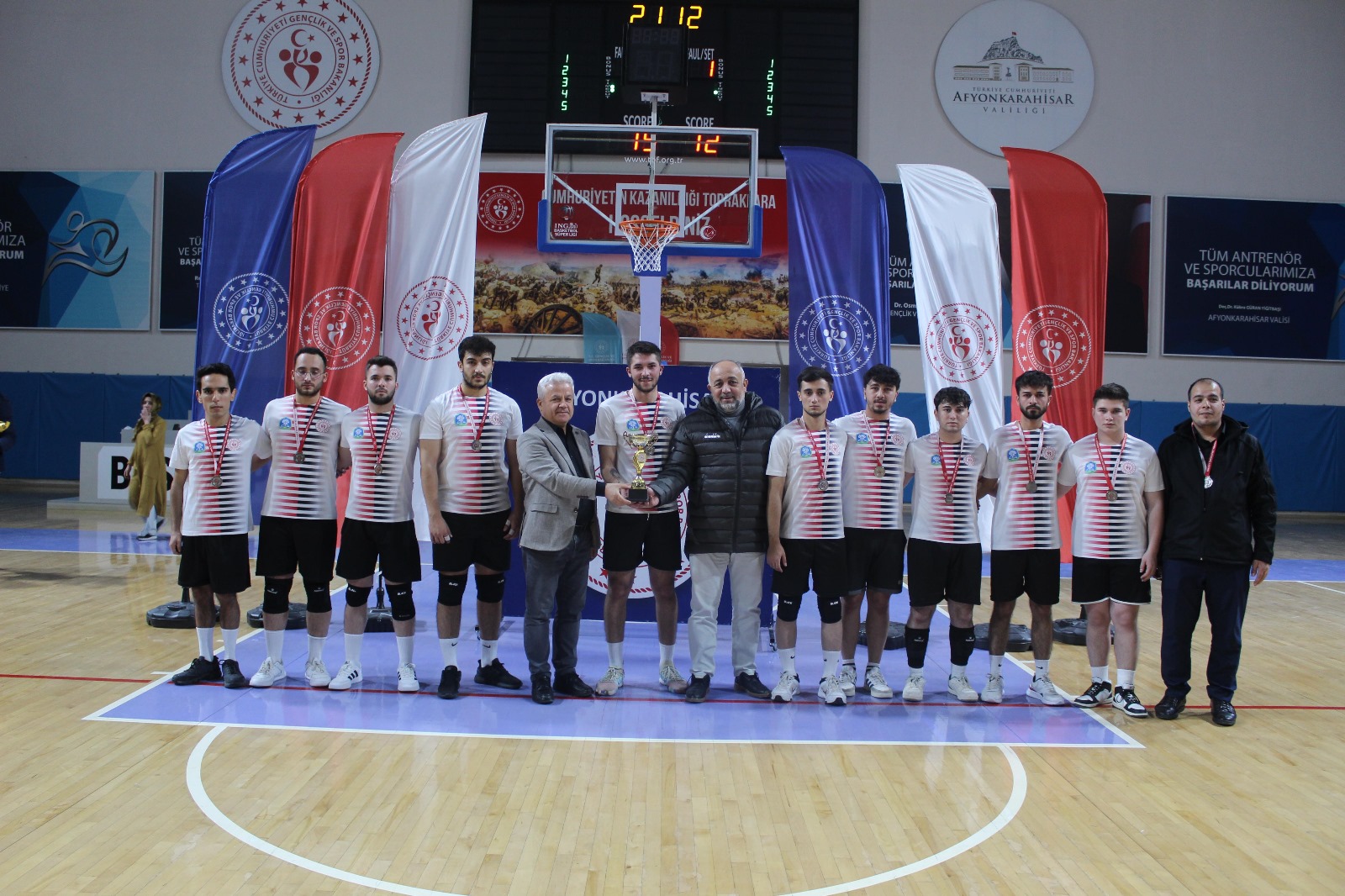 ERKEKLER VOLEYBOL TURNUVASINDA ŞAMPİYON TINAZTEPE