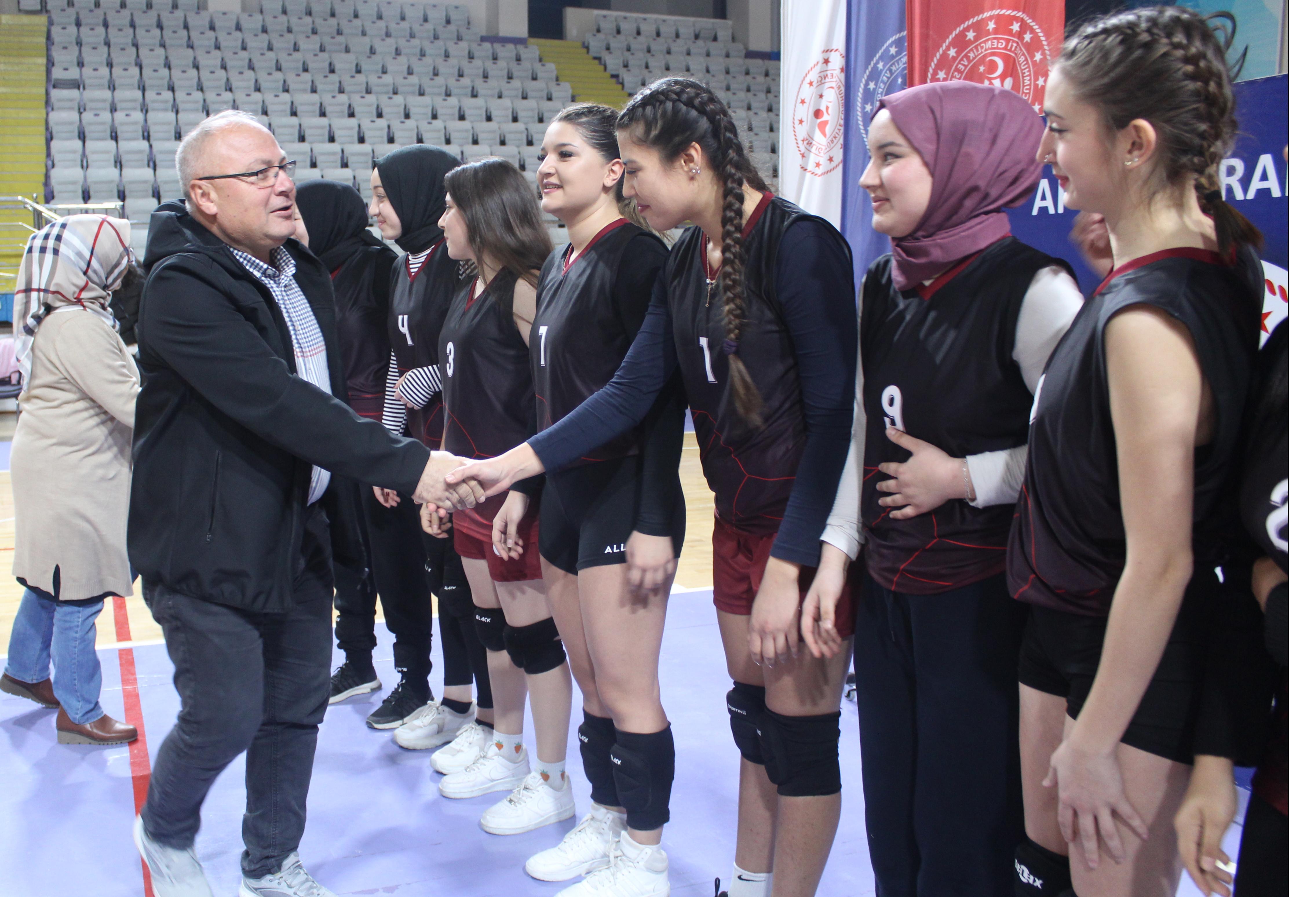 KADINLAR VOLEYBOL TURNUVASINDA ŞAMPİYON EMİRDAĞ