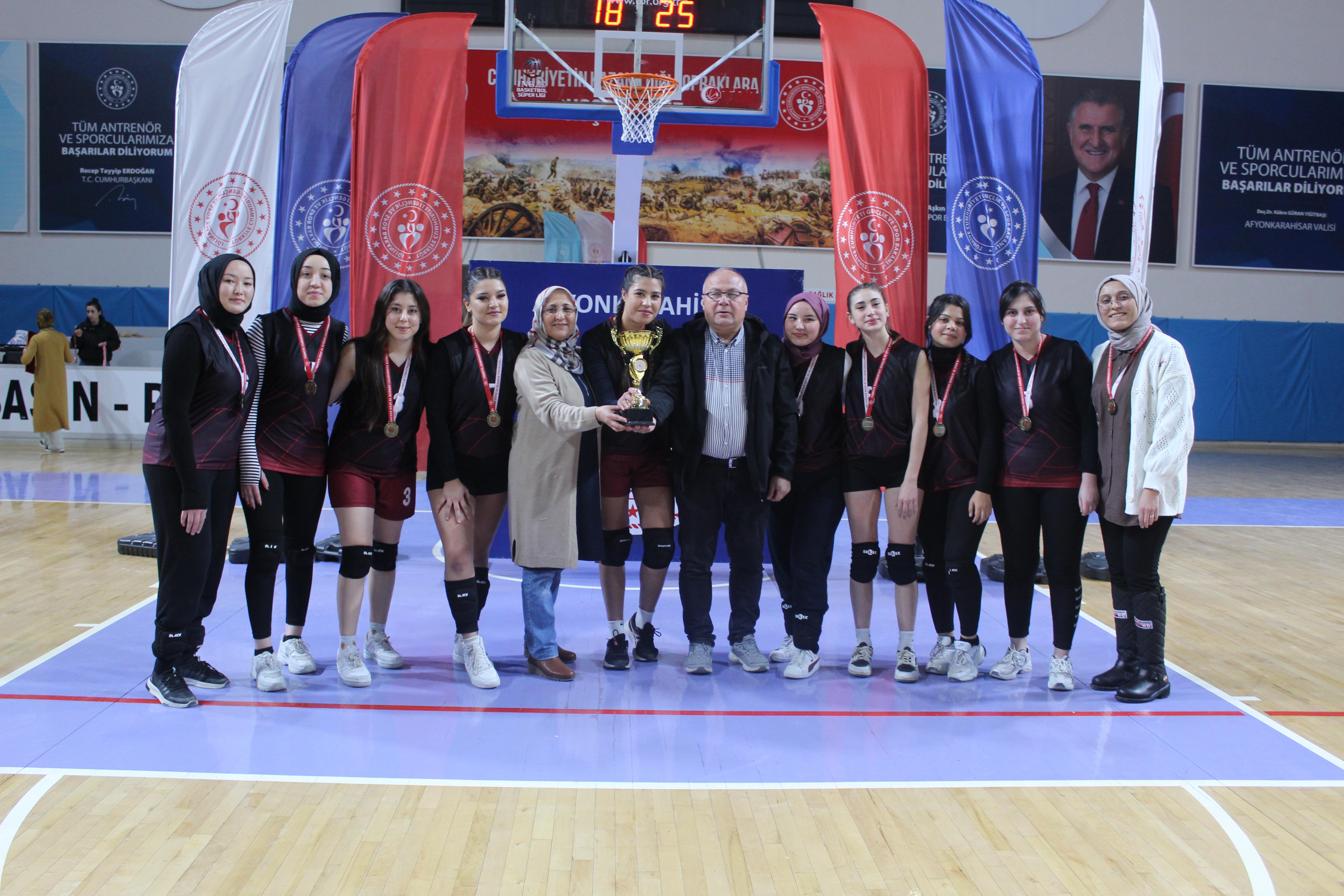 KADINLAR VOLEYBOL TURNUVASINDA ŞAMPİYON EMİRDAĞ
