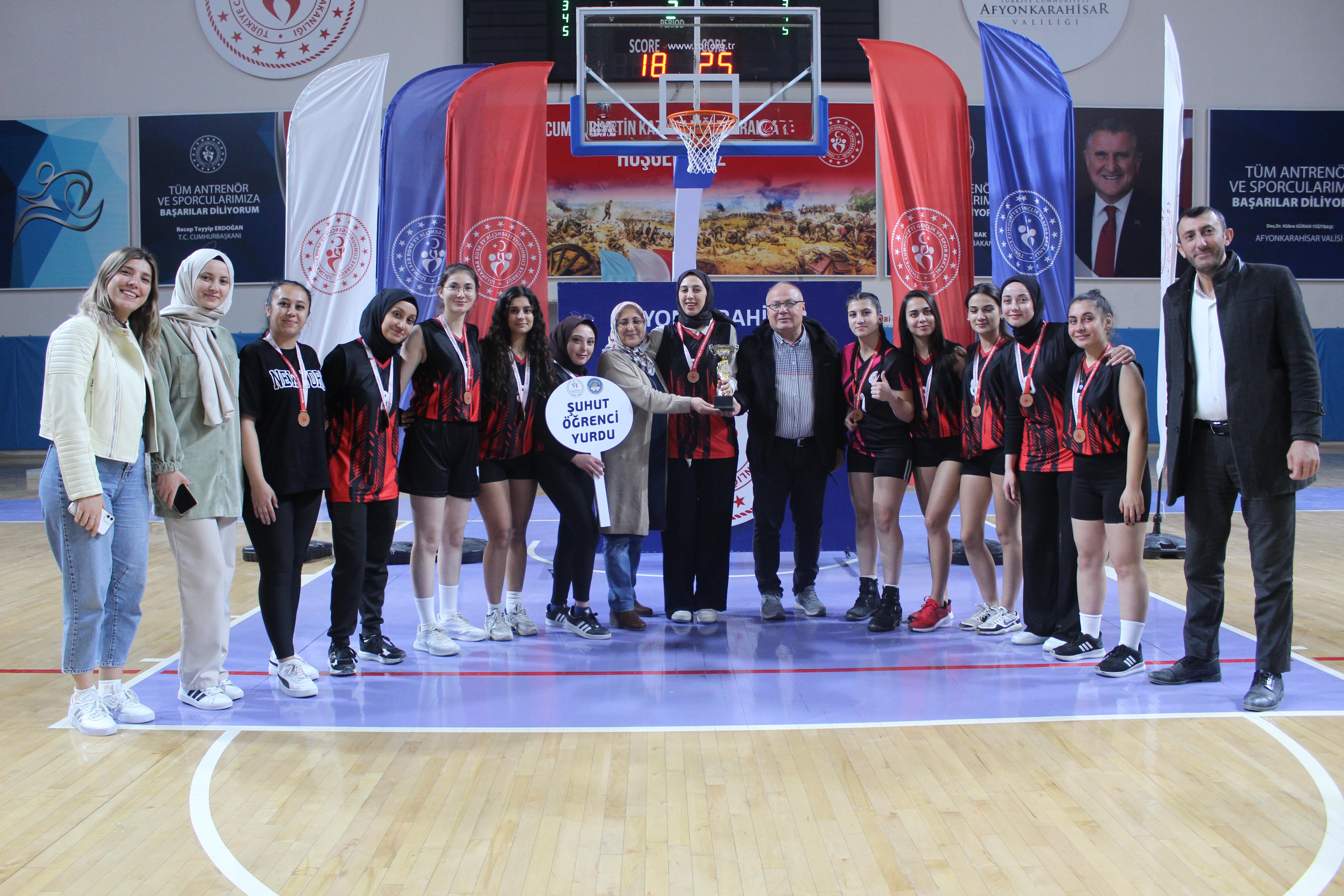 KADINLAR VOLEYBOL TURNUVASINDA ŞAMPİYON EMİRDAĞ