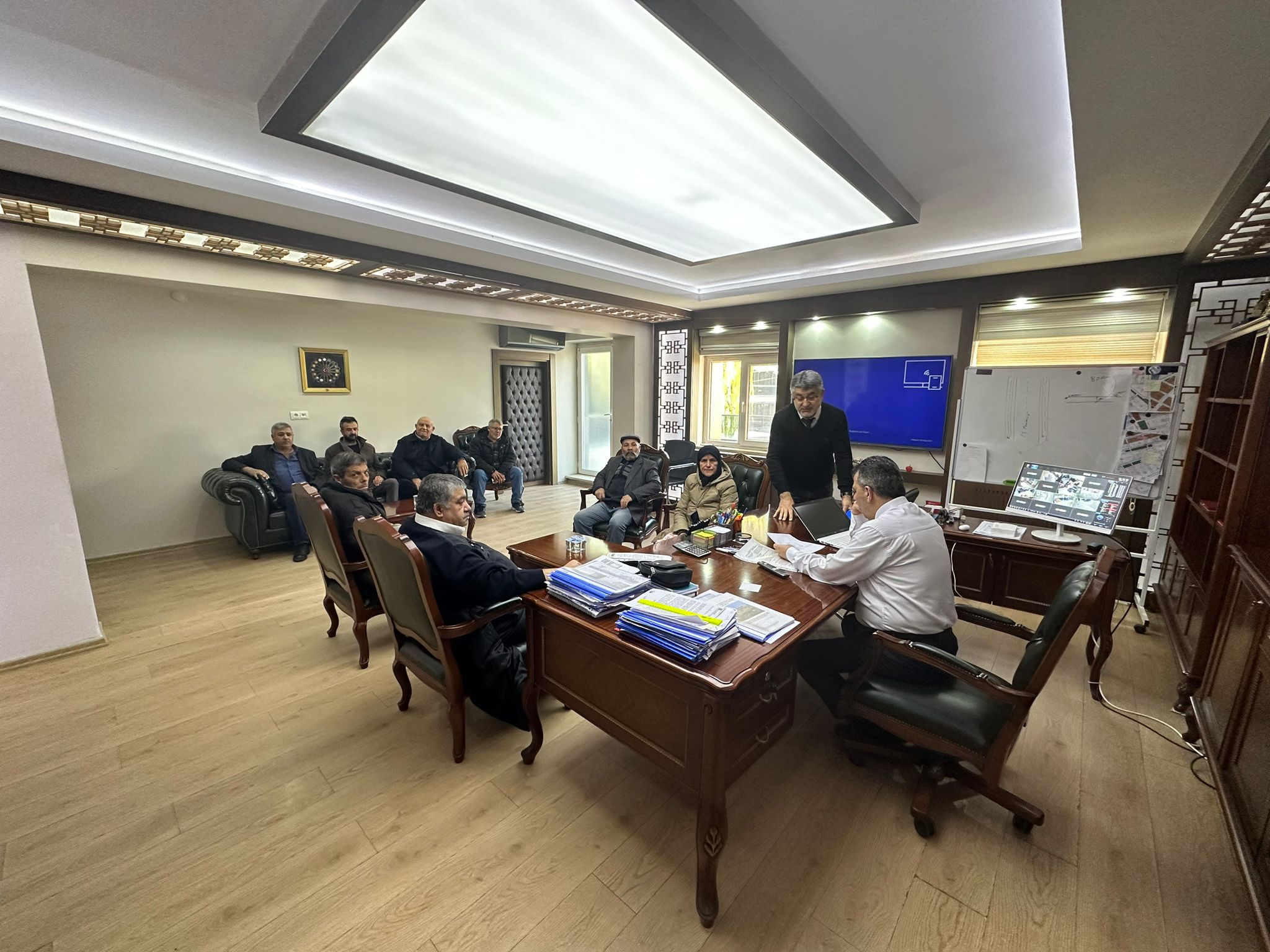 Çat Kapı Görüşmeler Sürüyor. Başkan Koyuncu'nun Kapısı Herkese Açık