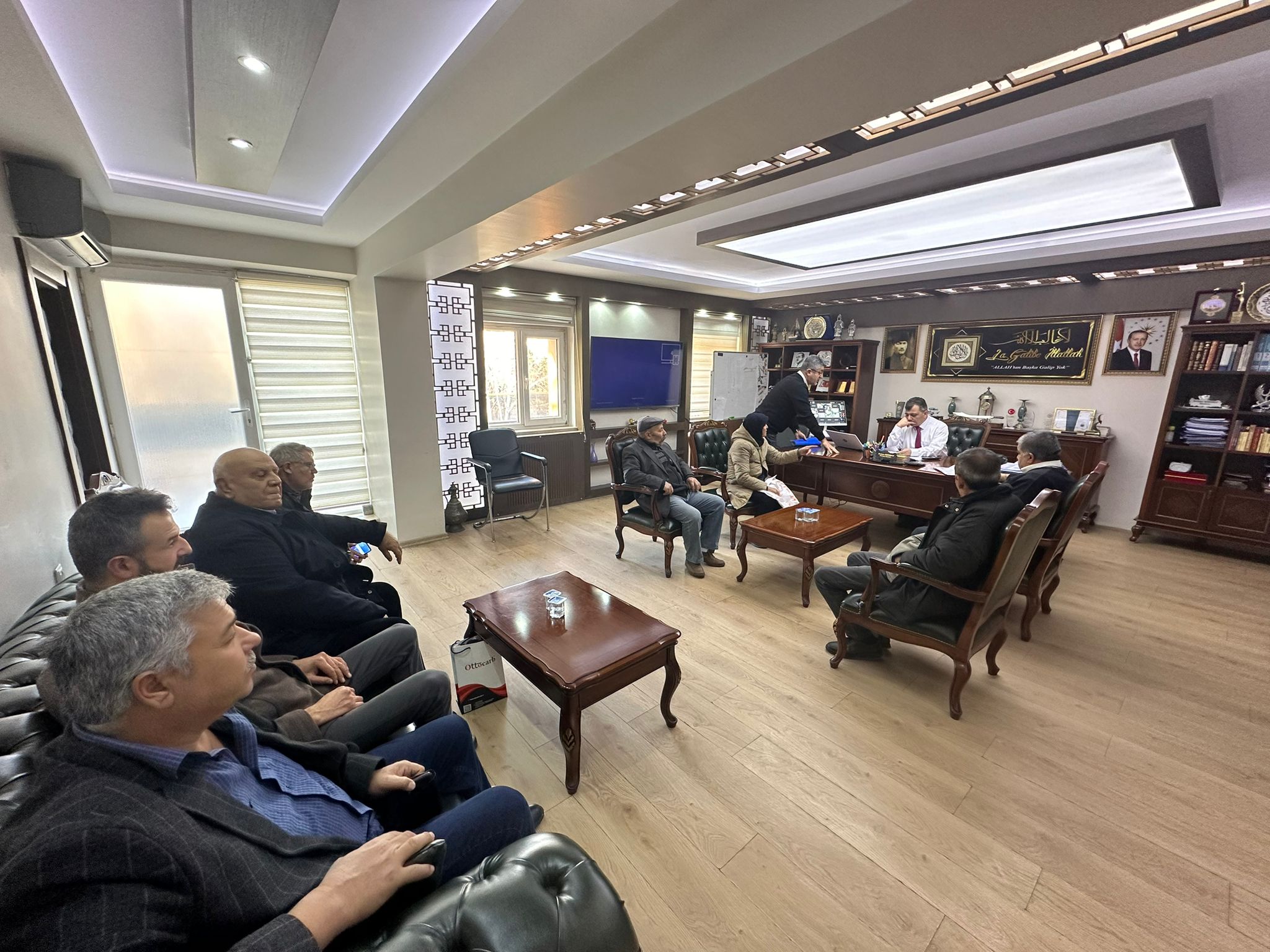 Çat Kapı Görüşmeler Sürüyor. Başkan Koyuncu'nun Kapısı Herkese Açık