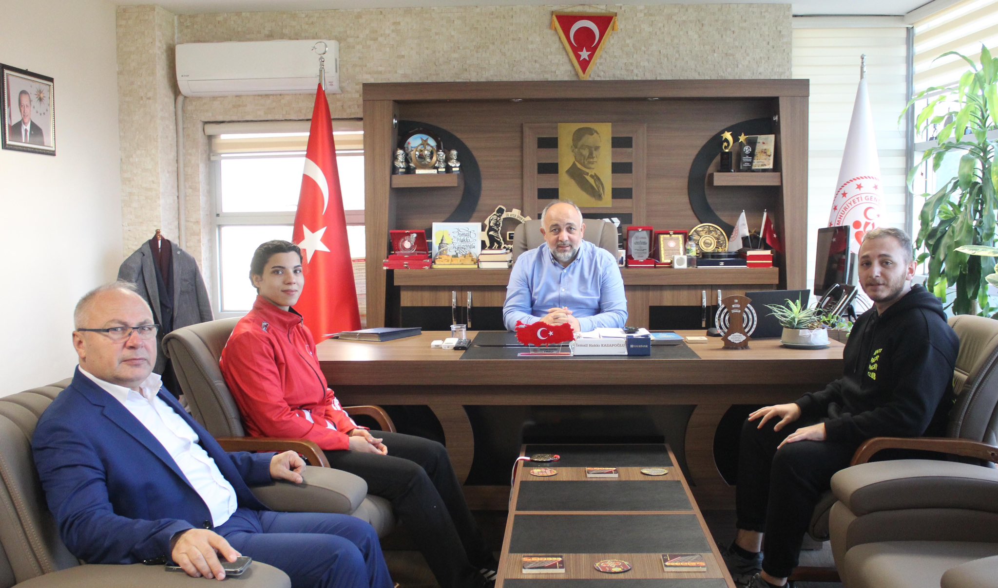 Şampiyon Kocakuş Ayağının Tozuyla Müdür Kasapoğlu'na Ziyarette Bulundu