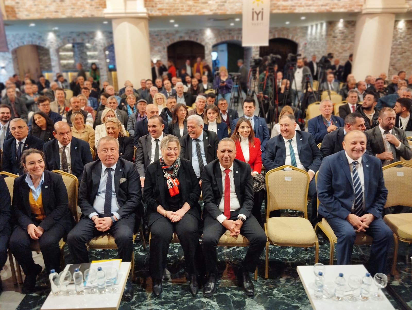 Akşener, "savaş ilanı kabul ediyorum partimize operasyon var"