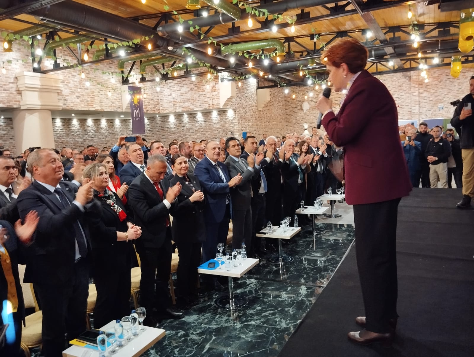 Akşener, "savaş ilanı kabul ediyorum partimize operasyon var"