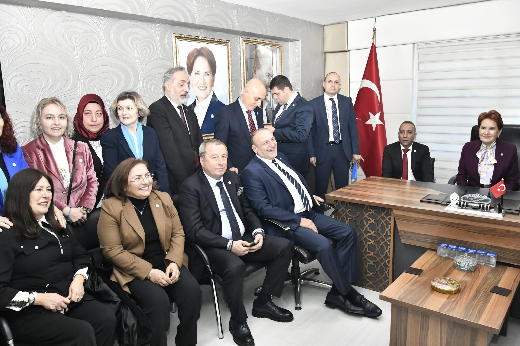 Akşener, "savaş ilanı kabul ediyorum partimize operasyon var"