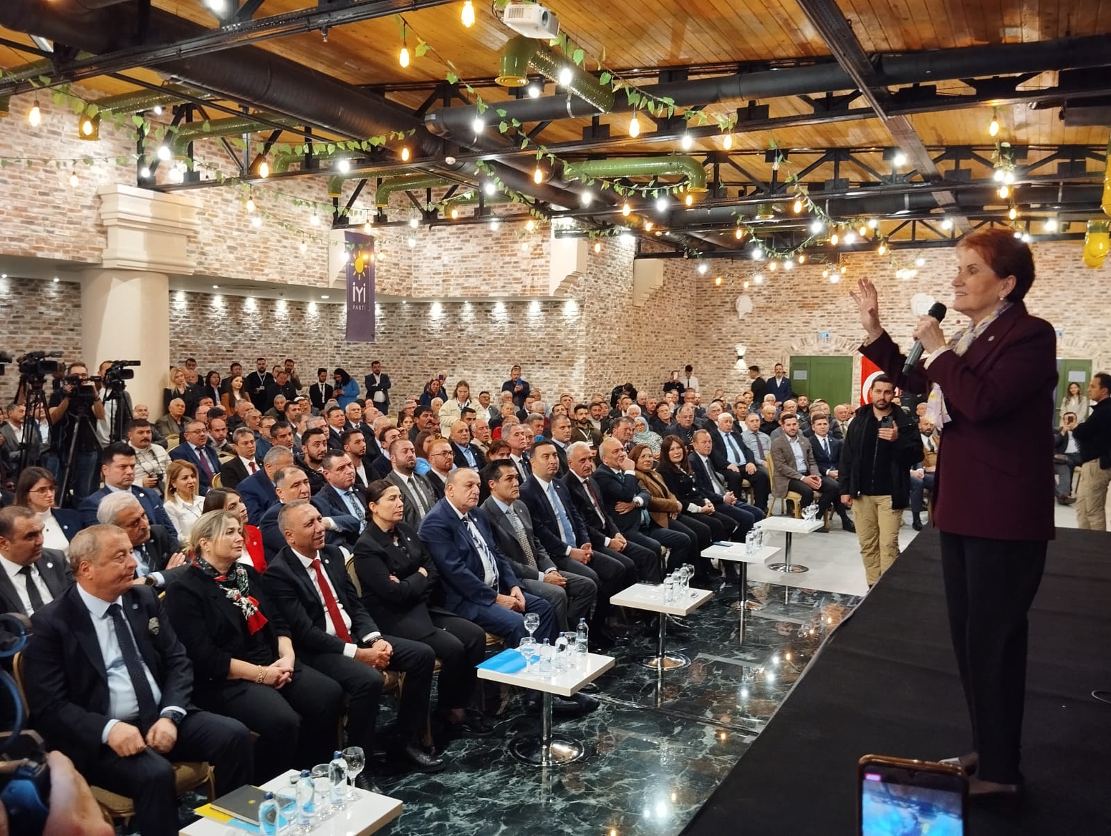 Akşener, "savaş ilanı kabul ediyorum partimize operasyon var"