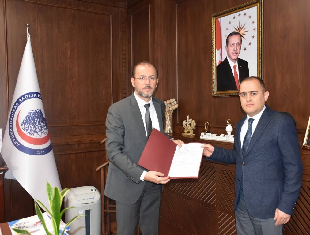 REKTÖR OKUMUŞ, GÖREVDE YÜKSELEN İDARİ PERSONELİ KUTLADI