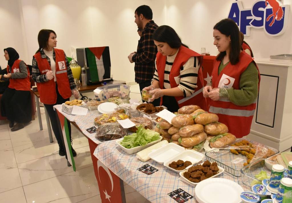 FİLİSTİN'E DESTEK KERMESİ BÜYÜK İLGİ GÖRDÜ