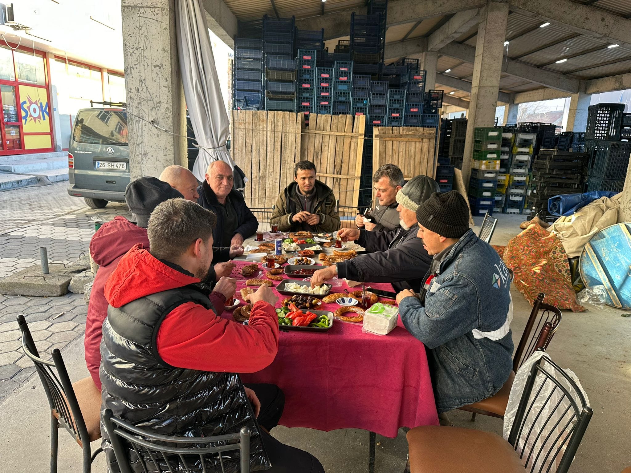 Güne Makamda Değil Esnafla Birlikte Başlayan Başkan Serkan Koyuncu