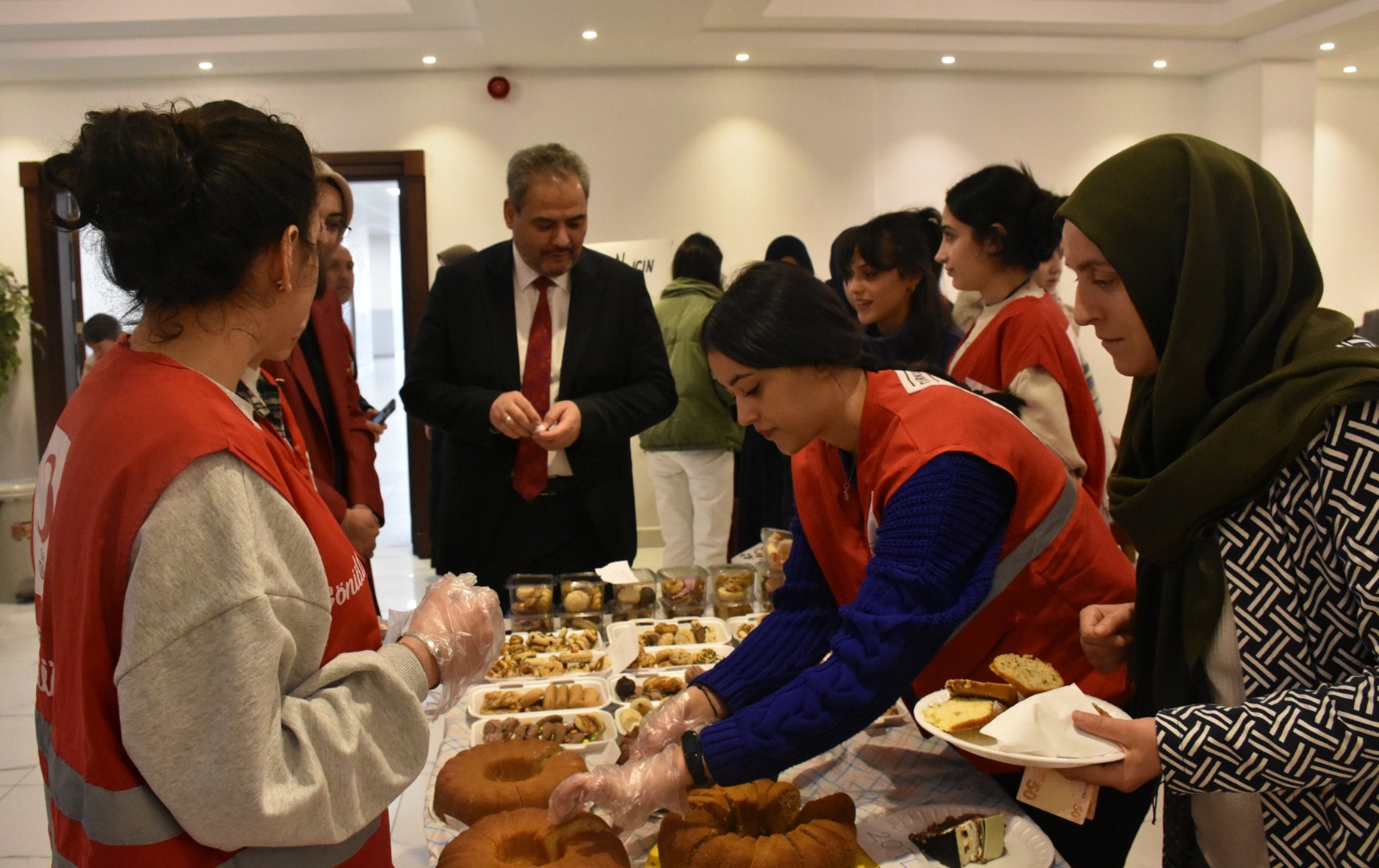 Genç Kızılaycılardan Anlamlı Kermes. Geliri Filistin'e Gönderilecek...