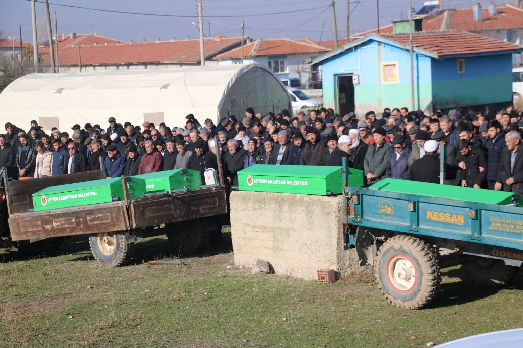 DAMADIN YAPTIĞI KATLİAMDA ÖLEN 4 KİŞİ TOPRAĞA VERİLDİ