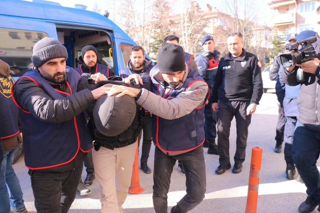 AFYON'DA 4 KİŞİYİ ÖLDÜREN KATİL ZANLISI ADLİYEYE ÇELİK YELEKLE GETİRİLDİ
