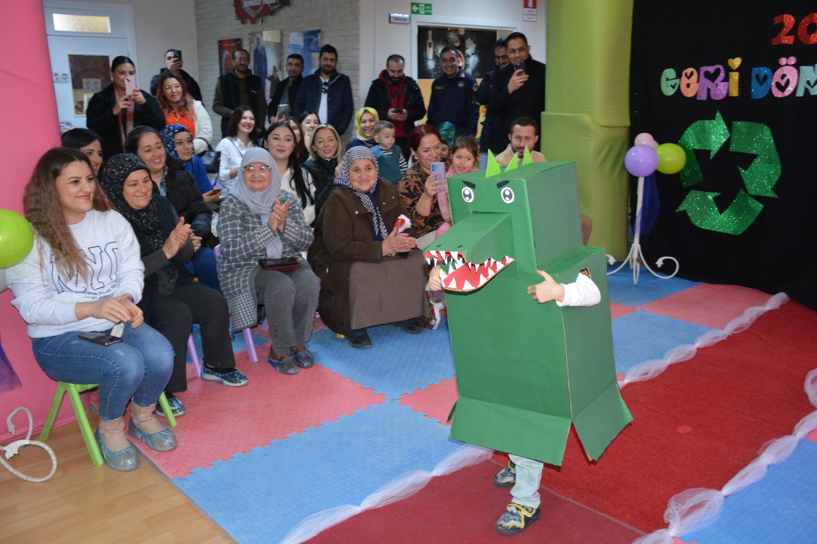 Emirdağlı Miniklerden Anlamlı Etkinlik. Başkan Koyuncudan Öğrencilere Destek