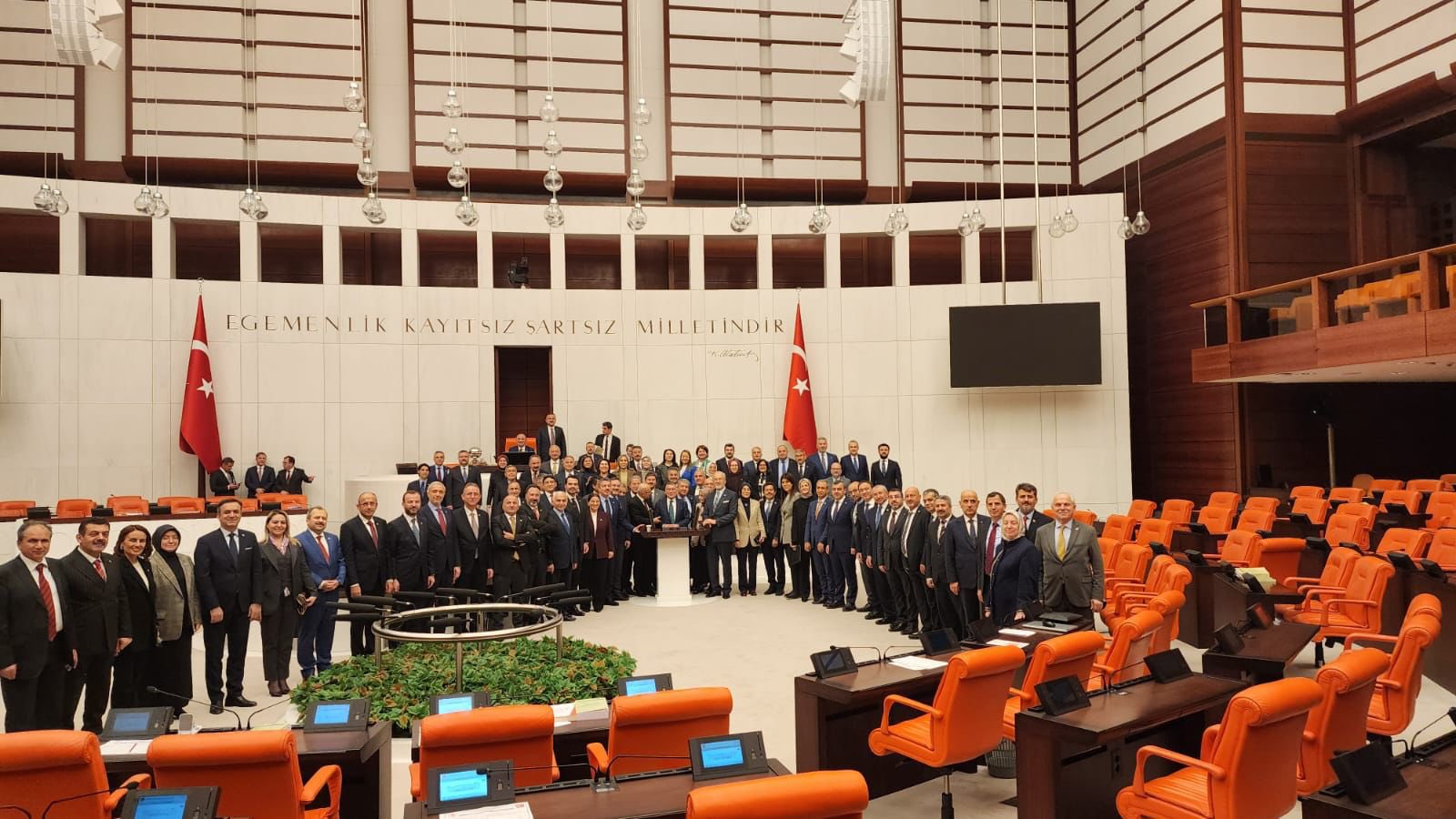 Partisinin Vekilleriyle Fotoğraf Paylaştı. AK Partili Arslan'ın Bütçe Mesaisi