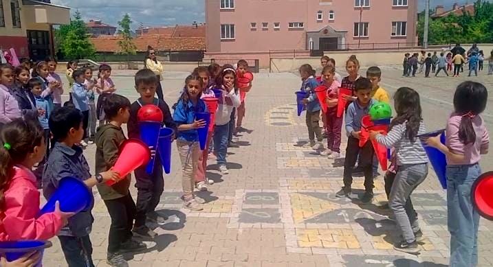 ÇOCUK OYUN ALANLARI PROJESİ İLE OKUL BAHÇELERİ RENKLENDİ
