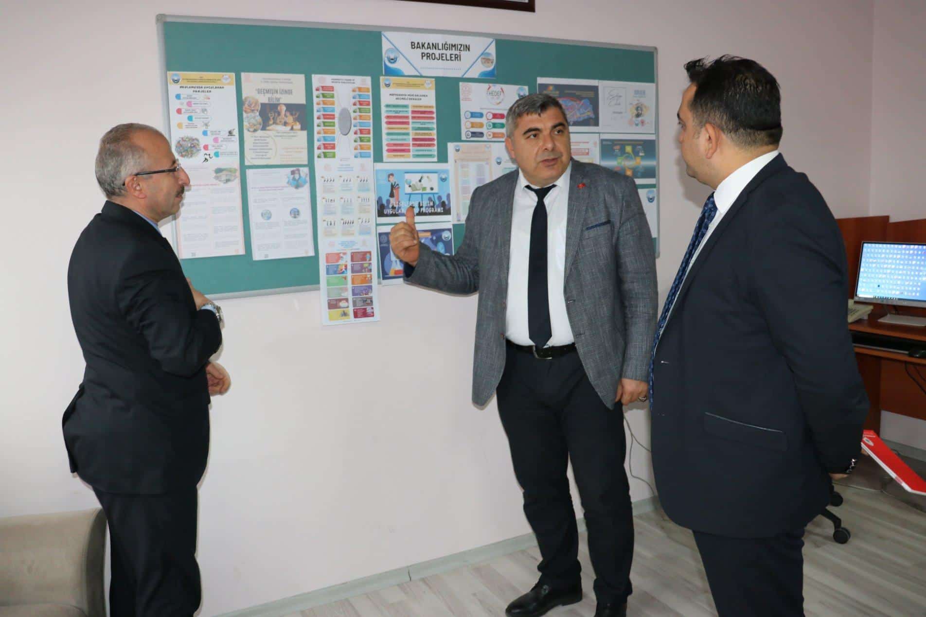 Okullarda Yürütülen Projeleri Yerinde İnceledi