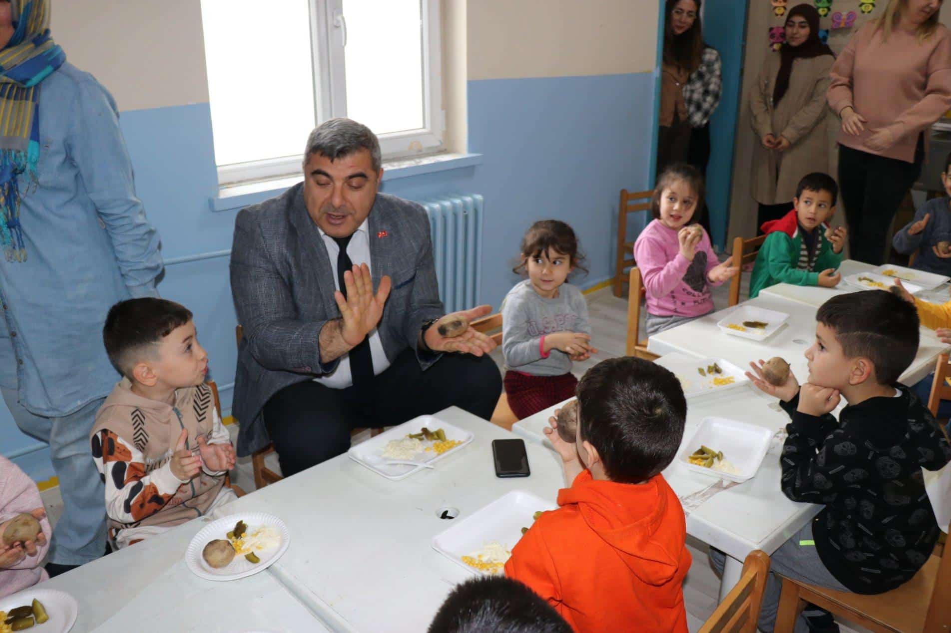 Öğrencilerle Soru Cevap Etkinliği Yaptı