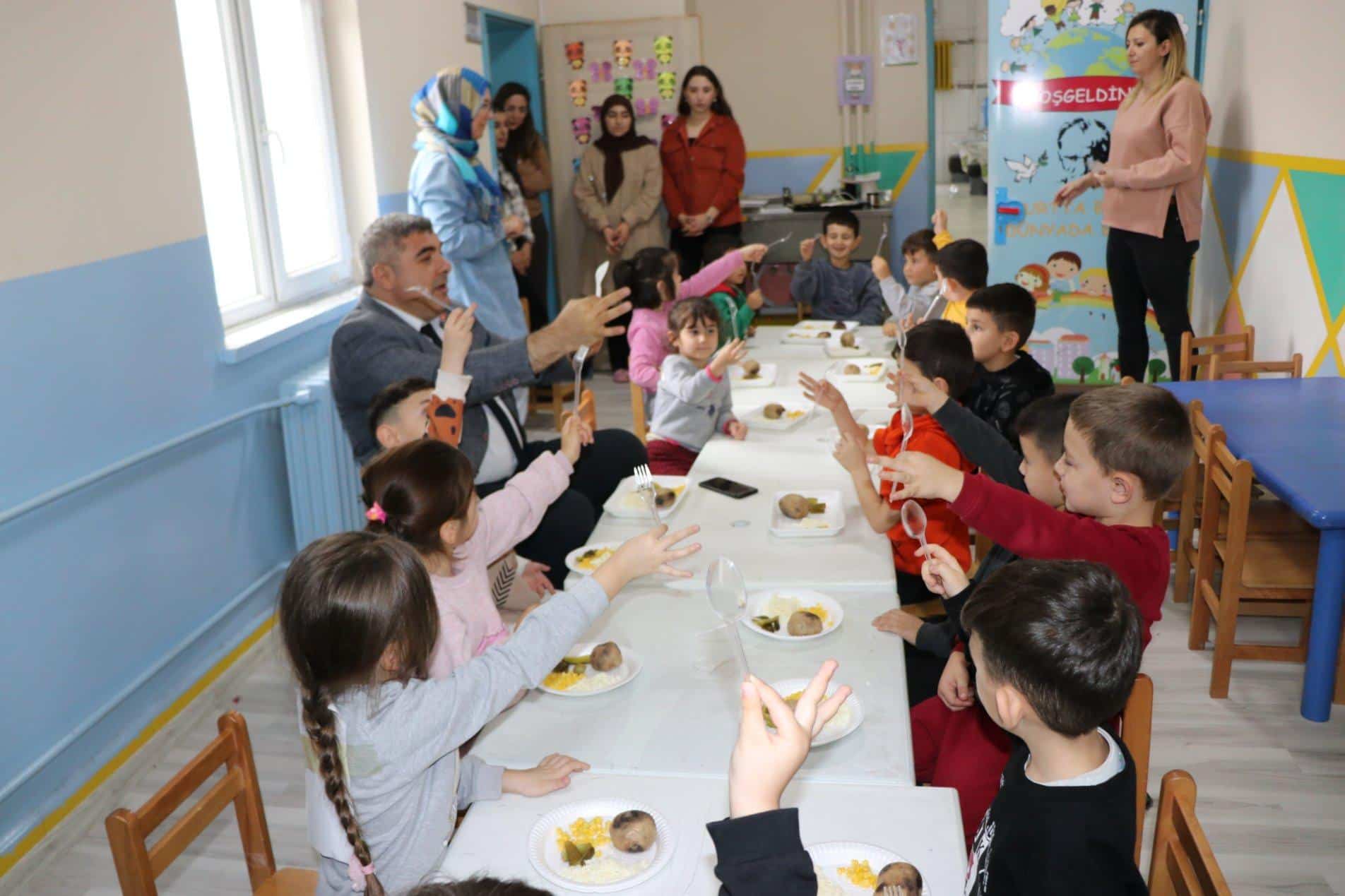 Öğrencilerle Soru Cevap Etkinliği Yaptı