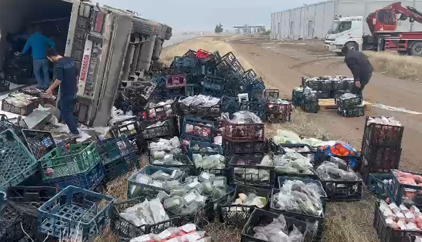 EMİRDAĞ'DA SEBZE VE MEYVE YÜKLÜ TIR DEVRİLDİ