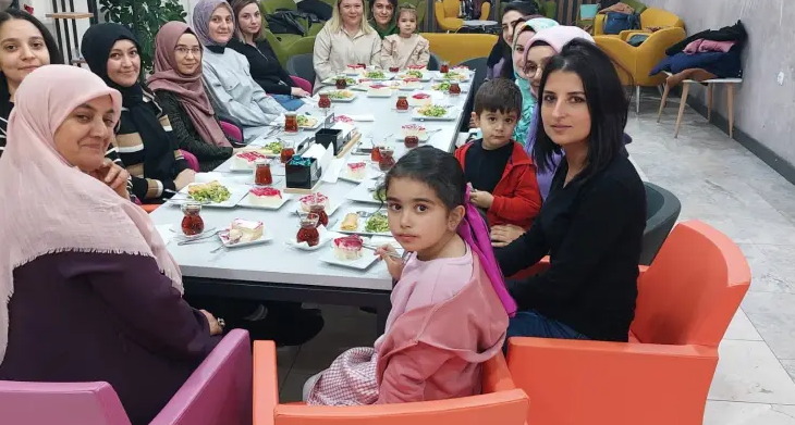 Proje okulu öğretmenleri kahvaltıda bir araya geldi