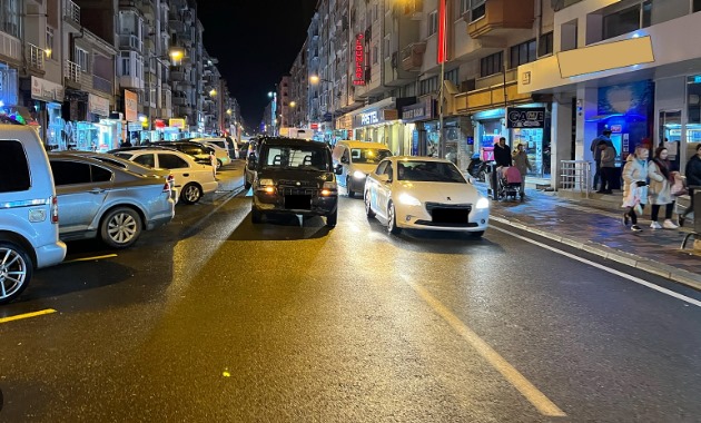 Çift Sıra Parktan Vatandaş Şikayetçi