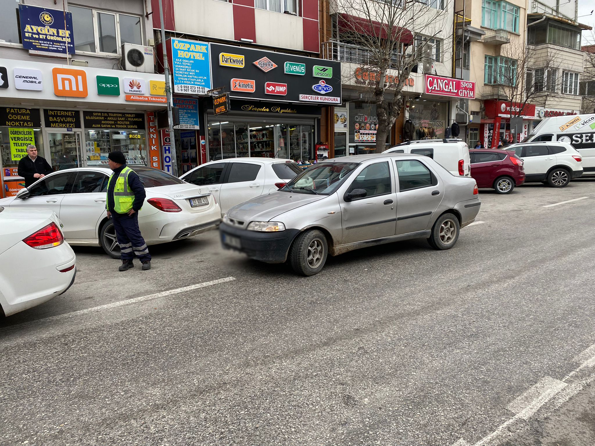 Çift Sıra Parktan Vatandaş Şikayetçi