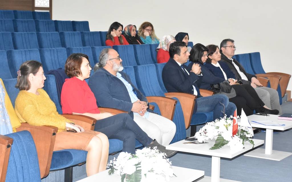 AFSÜ'de Geleceğin Eczacılarına Seminer Verildi