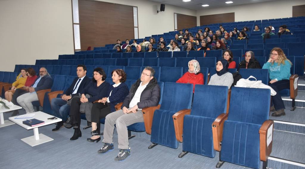 AFSÜ'de Geleceğin Eczacılarına Seminer Verildi