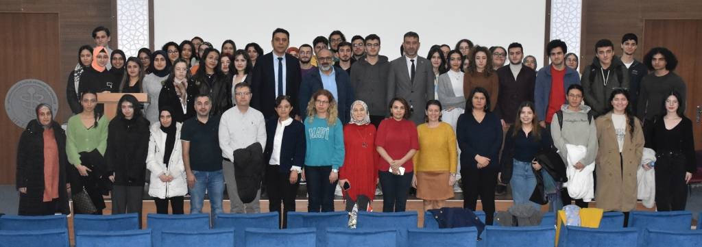 AFSÜ'de Geleceğin Eczacılarına Seminer Verildi