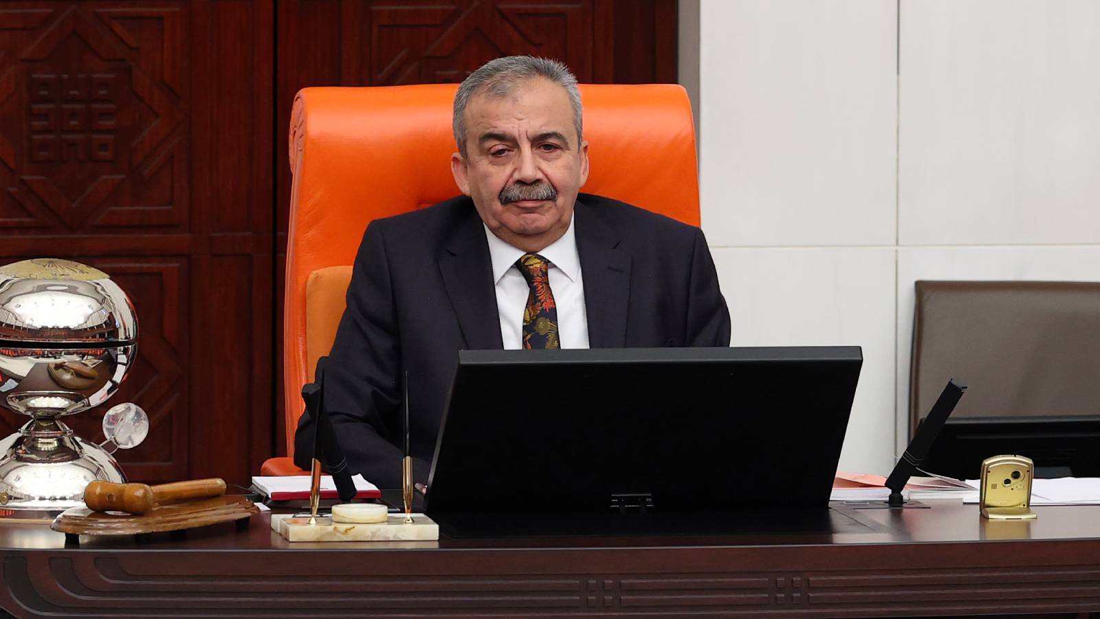 TBMM'de Bir Vekil Daha Rahatsızlanarak Hastaneye Kaldırıldı