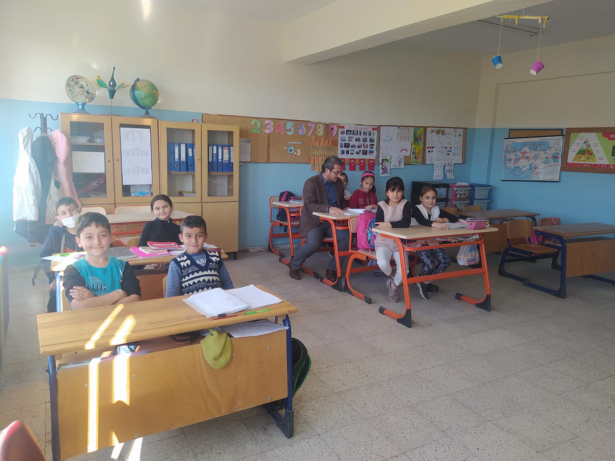 Müdür Koyuncu  İlçedeki Ziyaretlerini Sürdürüyor. Öğrencilerle Bir Araya Geldi