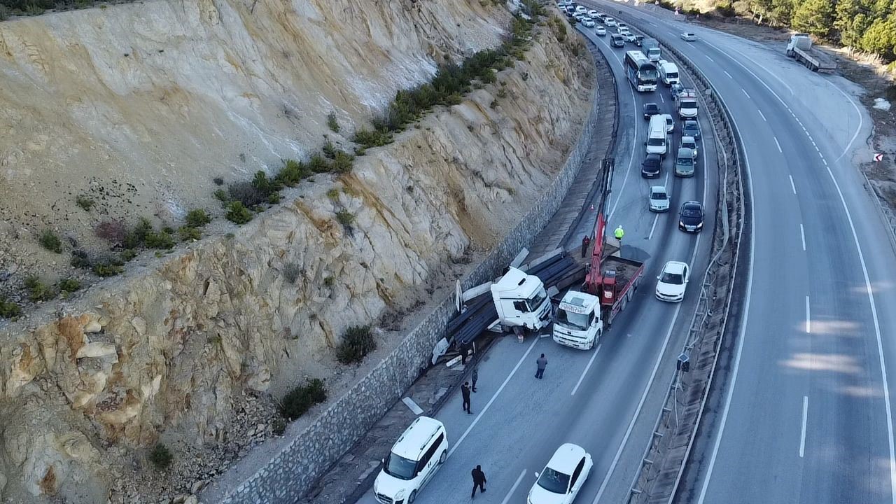 Afyon’da İnşaat Demiri Yüklü Tır Kaydı: Karayolunda Trafik Durma Noktasına Geldi