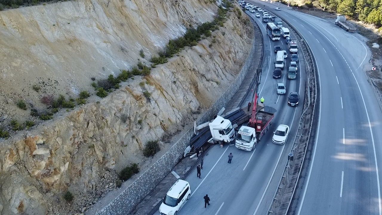 Afyon’da İnşaat Demiri Yüklü Tır Kaydı: Karayolunda Trafik Durma Noktasına Geldi