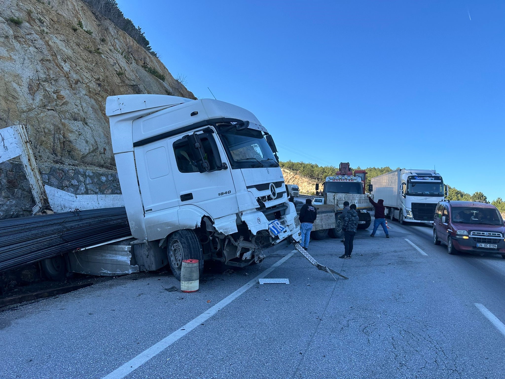 Afyon’da İnşaat Demiri Yüklü Tır Kaydı: Karayolunda Trafik Durma Noktasına Geldi