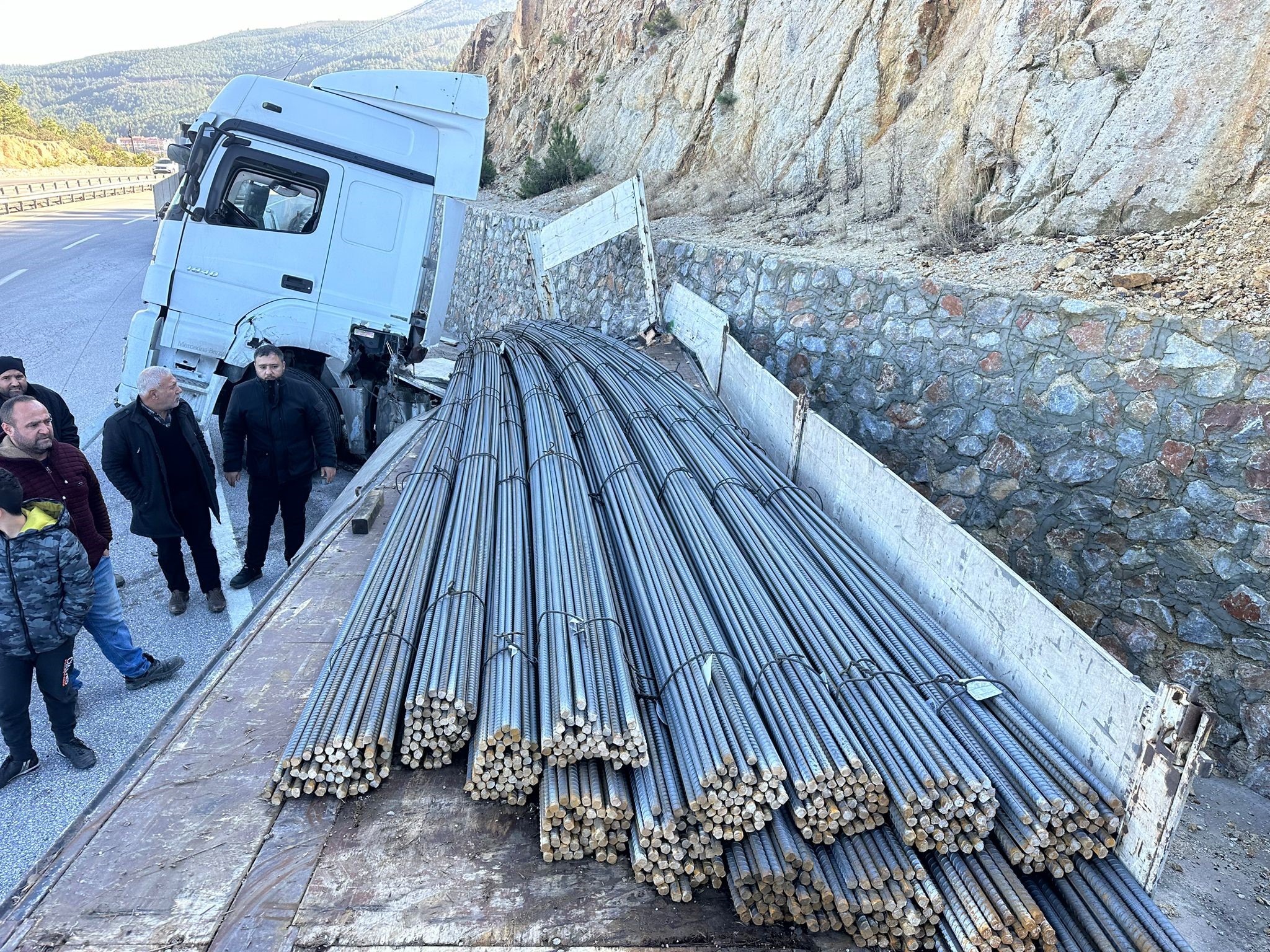 Afyon’da İnşaat Demiri Yüklü Tır Kaydı: Karayolunda Trafik Durma Noktasına Geldi