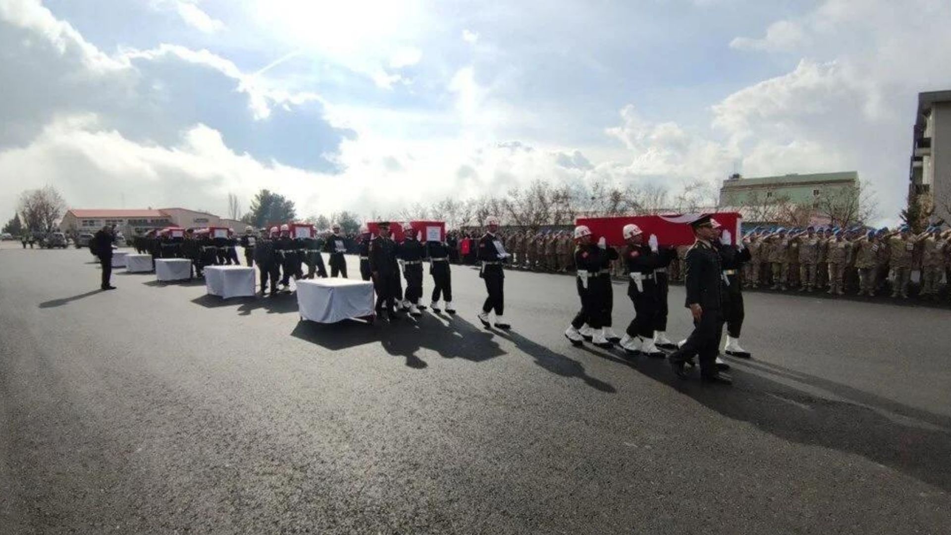 Türkiye Şehitlerine Ağlıyor!