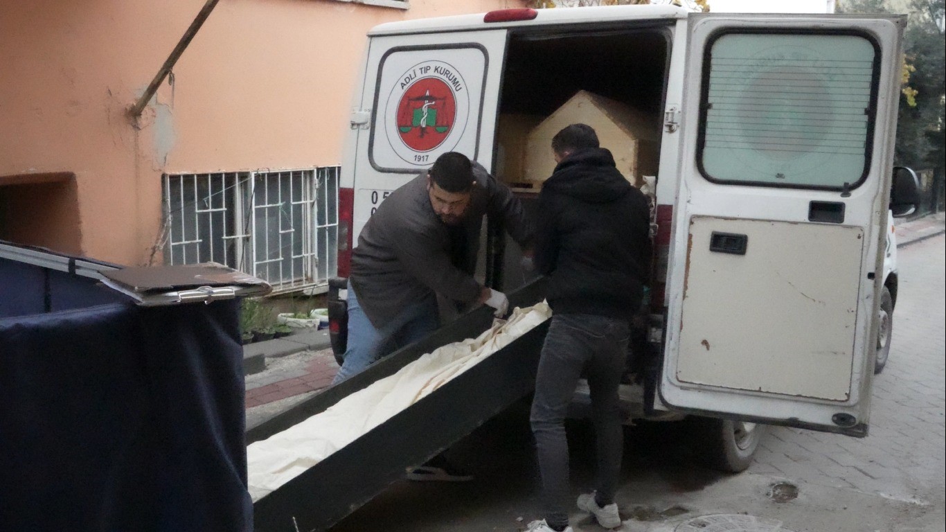 DENGESİNİ KAYBEDEREK 3. KATTAN DÜŞTÜ