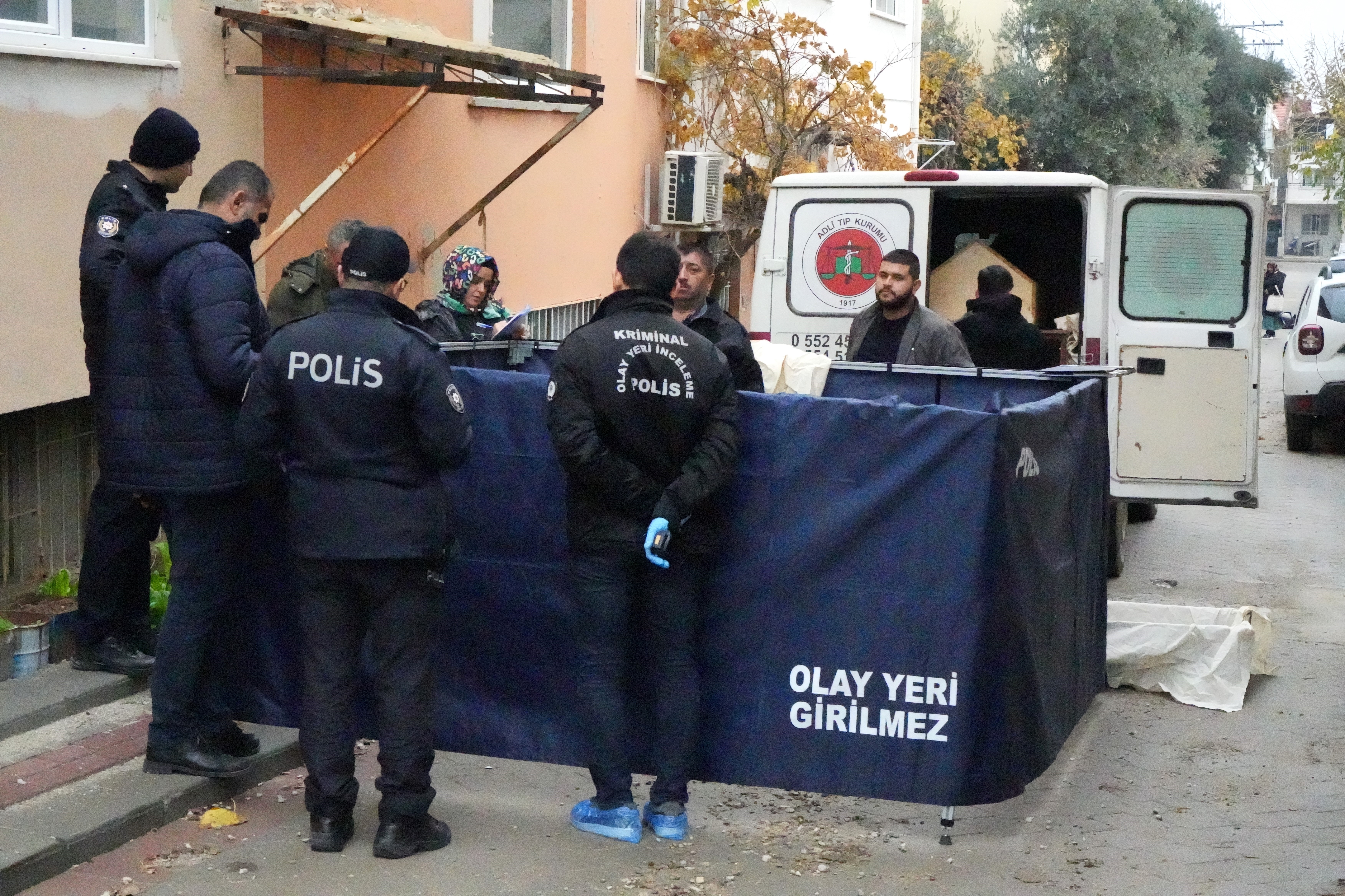 DENGESİNİ KAYBEDEREK 3. KATTAN DÜŞTÜ