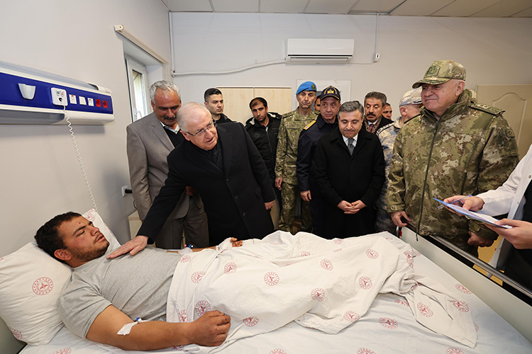 BAKAN GÜLER YARALI ASKERLERİ ZİYARET ETTİ