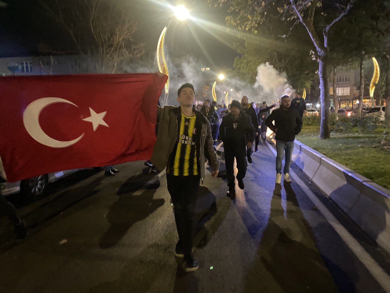 Afyonkarahisar Sokakları Kırmızı Beyaza Büründü